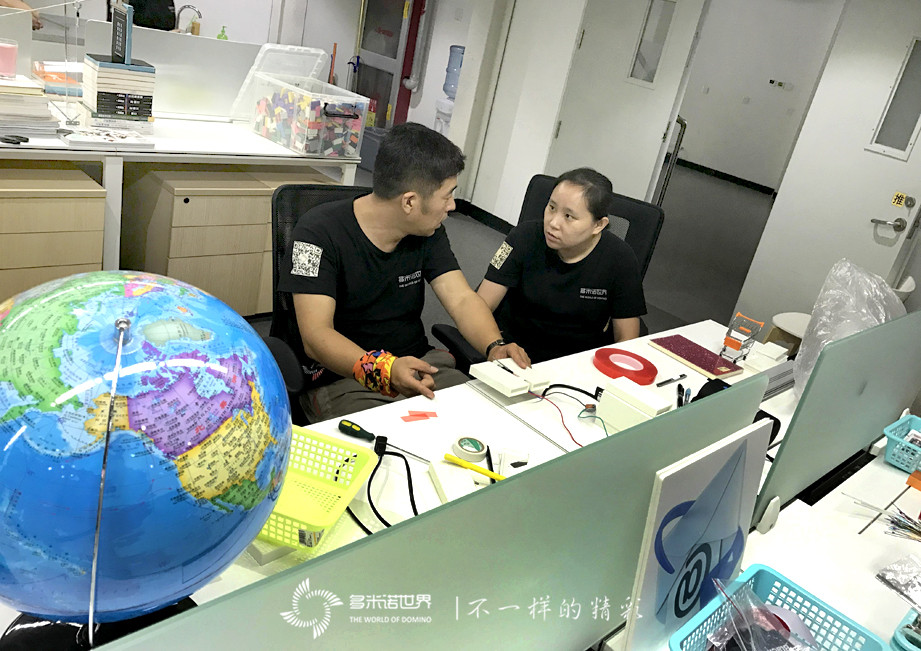 “I’m BACK！”黑莓視頻—精巧多米諾裝置展示KEYone新品特性