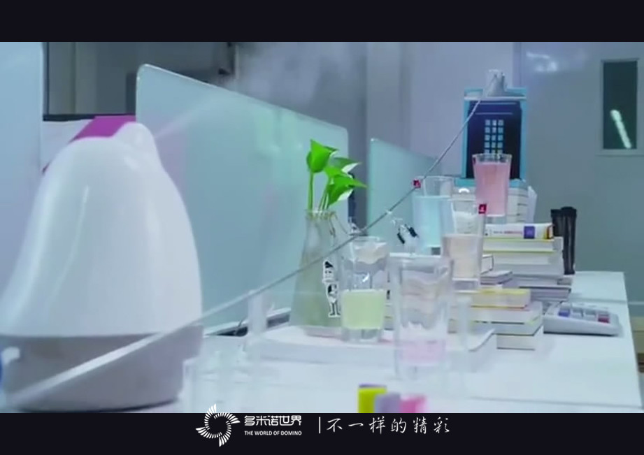 “I’m BACK！”黑莓視頻—精巧多米諾裝置展示KEYone新品特性