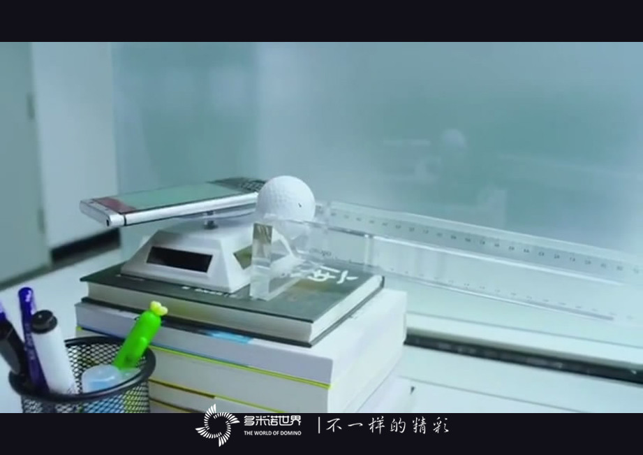 “I’m BACK！”黑莓視頻—精巧多米諾裝置展示KEYone新品特性